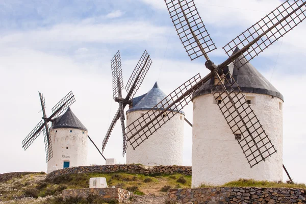 Vintage väderkvarnar i La Mancha. — Stockfoto