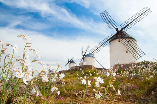Vintage wiatraki w La Mancha. — Zdjęcie stockowe