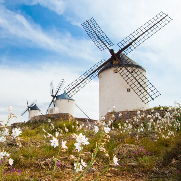 Molinos de viento antiguos en La Mancha . — Foto de Stock
