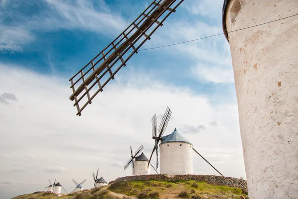 Molinos de viento antiguos en La Mancha . — Foto de Stock