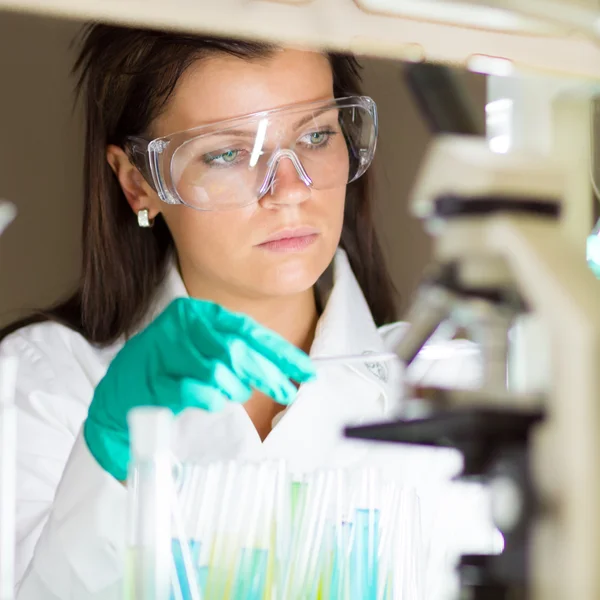 Junge Chemikerin im Labor. — Stockfoto