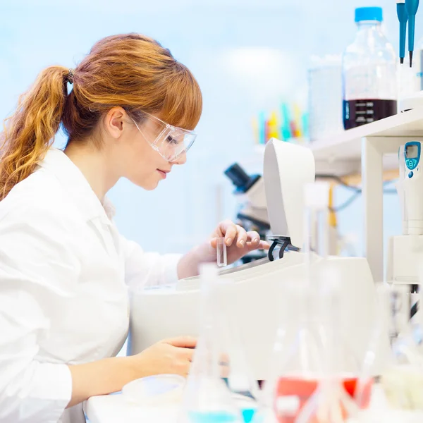 Attractive young scientist pipetting. — Stock Photo, Image