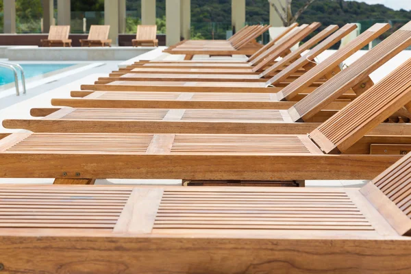 木製のサンベッド付きのスイミング プール. — ストック写真