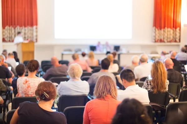 Talare vid företagskonferens och presentation. — Stockfoto