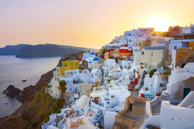 Santorini üzerinde Oia köyde günbatımı, Yunanistan.