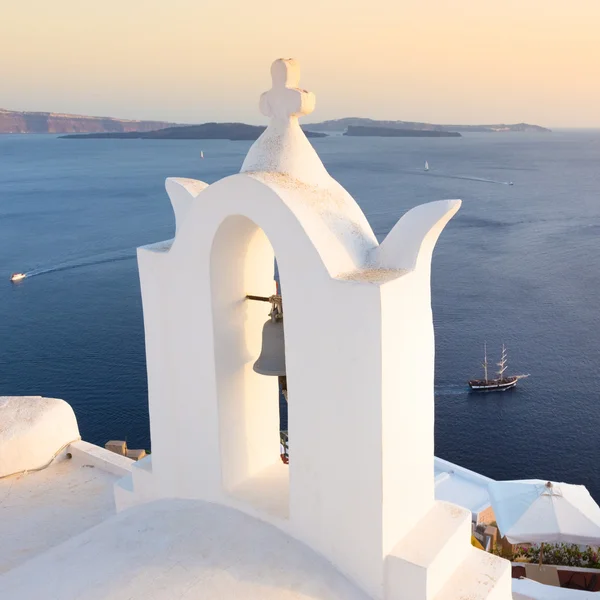 Bell tower in Oia, Santorini island, Grecia . — Fotografia de Stock