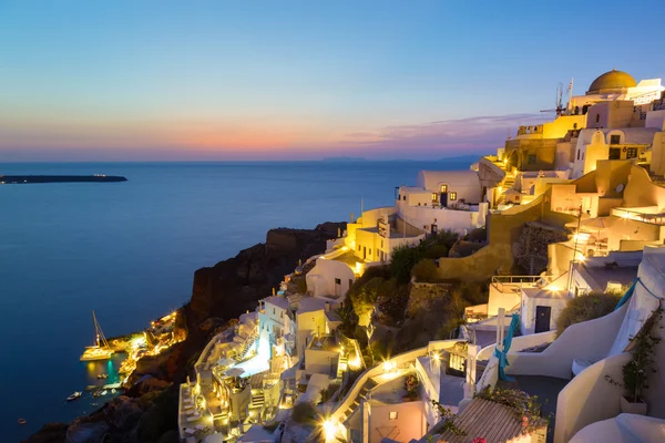 Vesnička Oia na Santorini v západu slunce, Řecko. — Stock fotografie