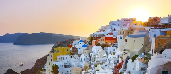 Vesnička Oia na Santorini v západu slunce, Řecko. — Stock fotografie