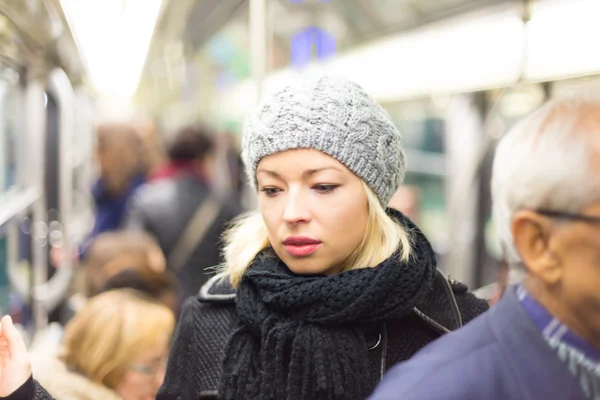 Mulher no metrô. — Fotografia de Stock