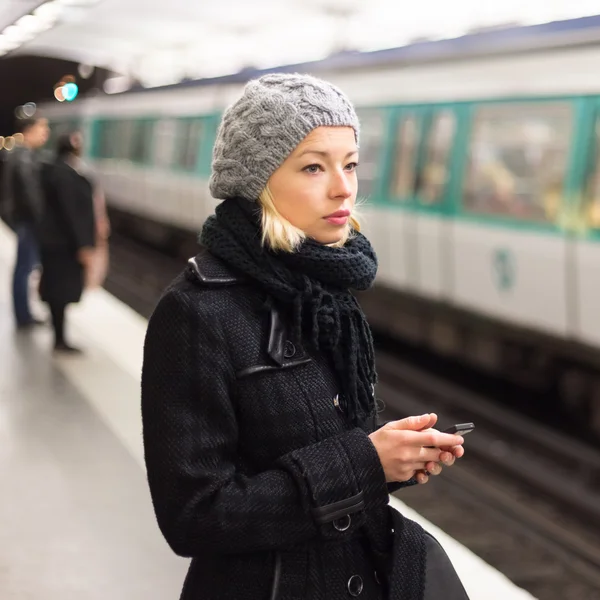 Mujer en una estación de metro . — Foto de Stock