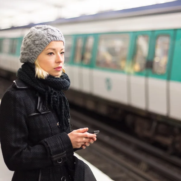 Vrouw op een metrostation. — Stockfoto