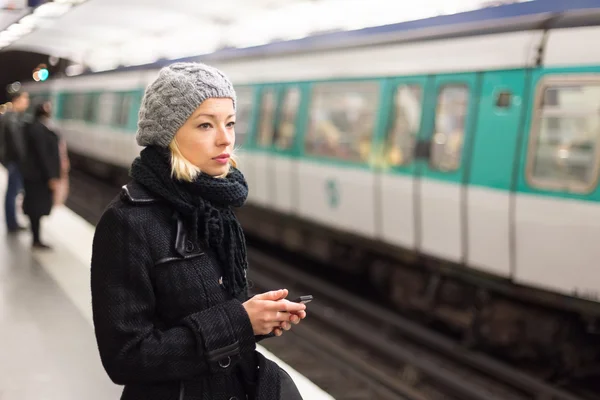 Mulher em uma estação de metrô . — Fotografia de Stock