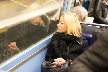 Metro pencereden dışarı bakarak kadın.