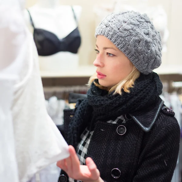 란제리 가게에서 쇼핑하는 아름다운 여인. — 스톡 사진