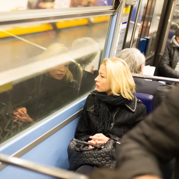 Mujer mirando por la ventana del metro . — Foto de Stock