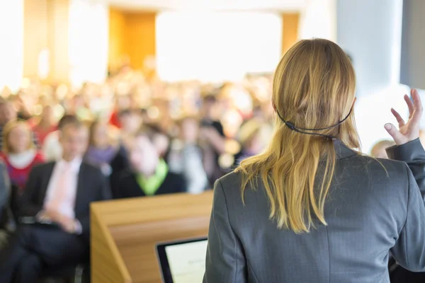 Conférencier à la conférence d'affaires et présentation. — Photo