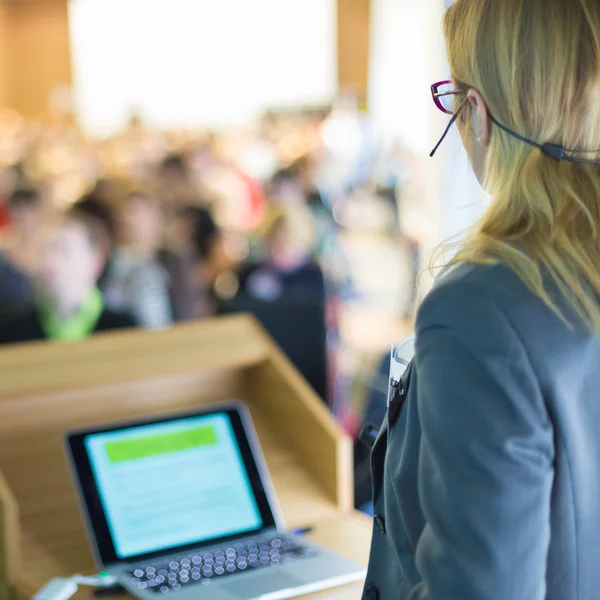 Spreker bij Business Conference en Presentatie. — Stockfoto