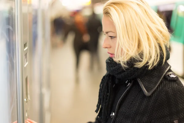 Lady köpa en biljett för kollektivtrafiken. — Stockfoto