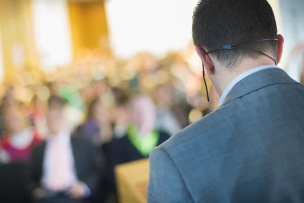 Prelegent na konferencji biznesowej i prezentacji. — Zdjęcie stockowe