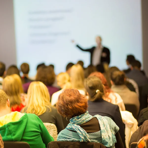 Referent bei Expertenkonferenz und Präsentation. — Stockfoto