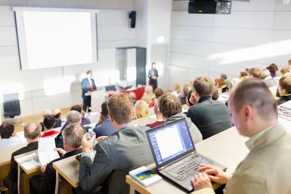 Publiczność w sali konferencyjnej. — Zdjęcie stockowe