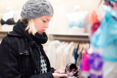 Güzel bayan iç çamaşırı dükkanından alışveriş yapıyor..