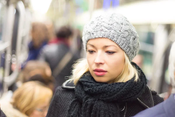 Vrouw in de metro. — Stockfoto