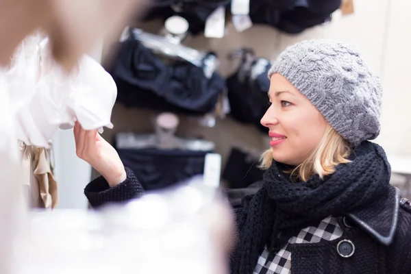 란제리 가게에서 쇼핑하는 아름다운 여인. — 스톡 사진