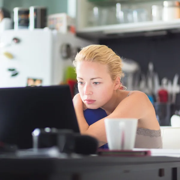 Female freelancer working from home. — Stock Photo, Image