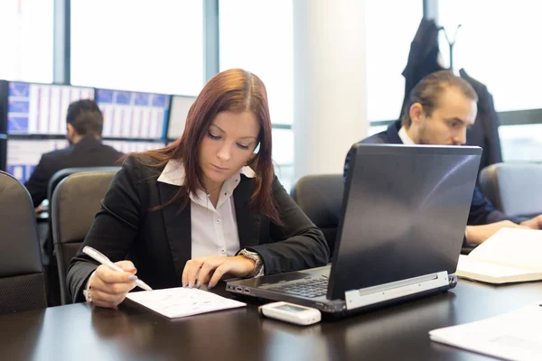 Empresários no escritório moderno. — Fotografia de Stock