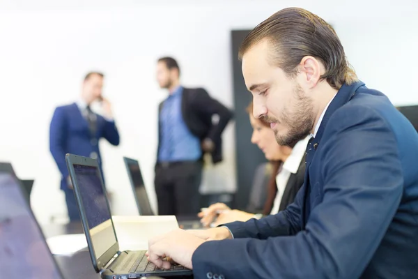 Les gens d'affaires dans le bureau moderne. — Photo