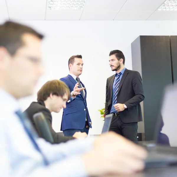 Geschäftsleute im modernen Büro. — Stockfoto