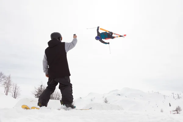 Pemain ski gaya bebas melakukan lompat tinggi — Stok Foto
