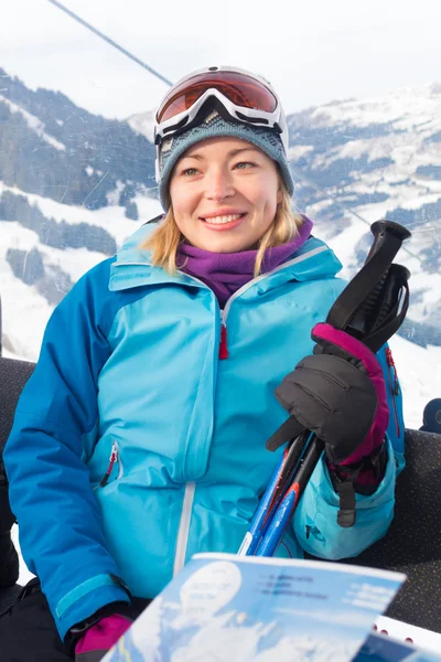 ゴンドラの中で女性スキーヤー. — ストック写真