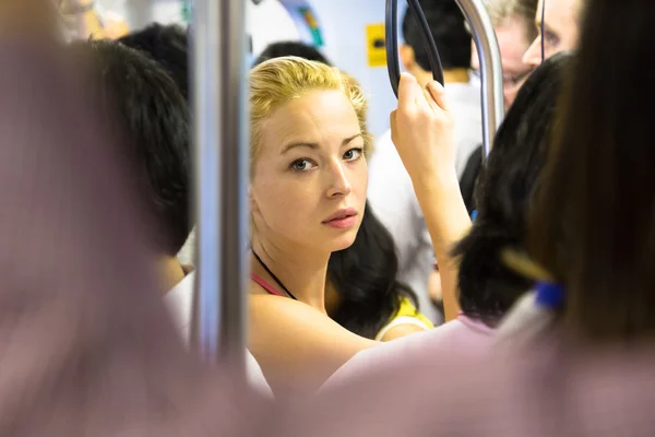 Turista viajando en transporte público . — Foto de Stock