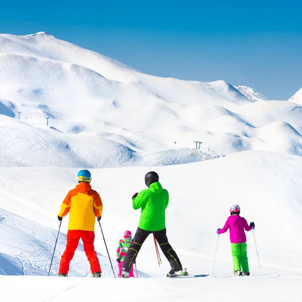 Familie op ski-vakanties. — Stockfoto