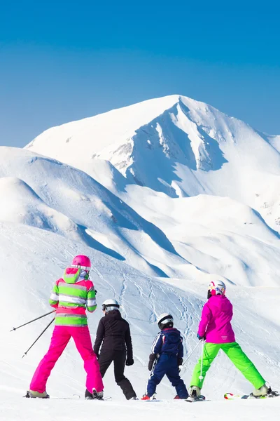 Familie op ski-vakanties. — Stockfoto