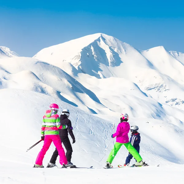 Família em férias de esqui . — Fotografia de Stock
