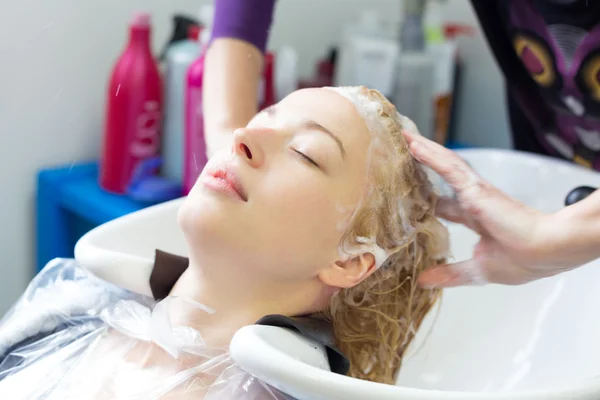 Peluquería. Mujer durante el lavado de cabello . — Foto de Stock