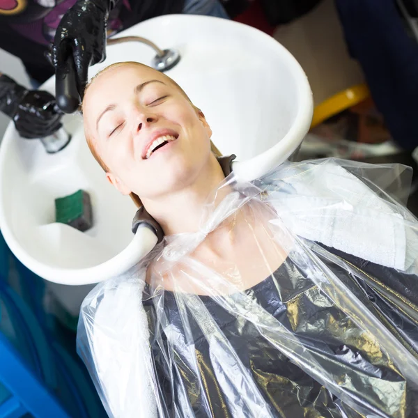 Salão de cabeleireiro. Mulher durante a lavagem capilar . — Fotografia de Stock