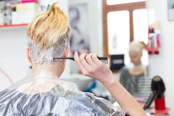 Salon fryzjerski. Kobieta podczas farbowania włosów. — Zdjęcie stockowe