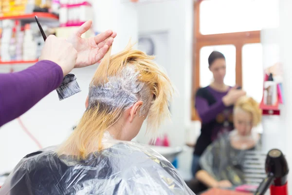 Friseursalon. Frau beim Haarfärben. — Stockfoto