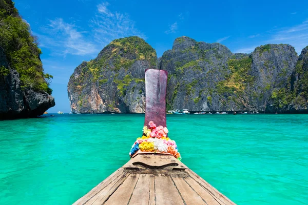 Dřevěné boad v Maya bay, Thajsko. — Stock fotografie