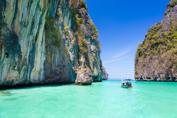 Dřevěné boad v Maya bay, Thajsko. — Stock fotografie