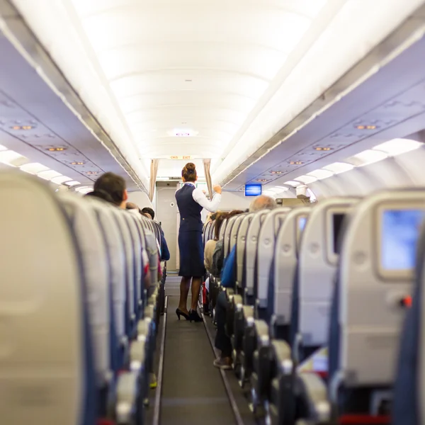 Stewardess op het vliegtuig. — Stockfoto