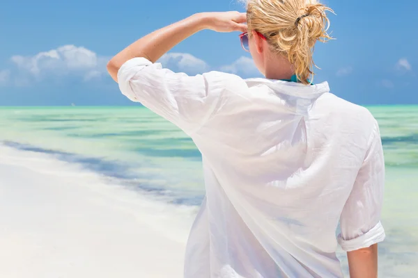 Frau am Strand in weißem Hemd. — Stockfoto