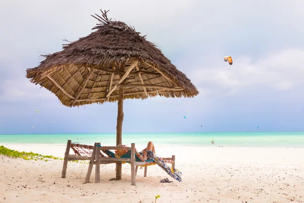 Mulher tomando banho de sol na praia tropical . — Fotografia de Stock