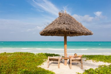 tropik sahilde güneşlenirken kadın.