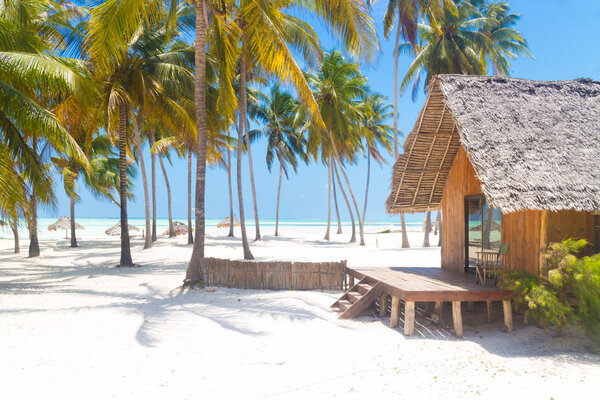 На белом песчаном пляже Вуден-балоу
.