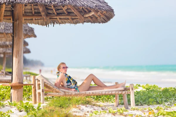 Frau sonnt sich am tropischen Strand. — Stockfoto